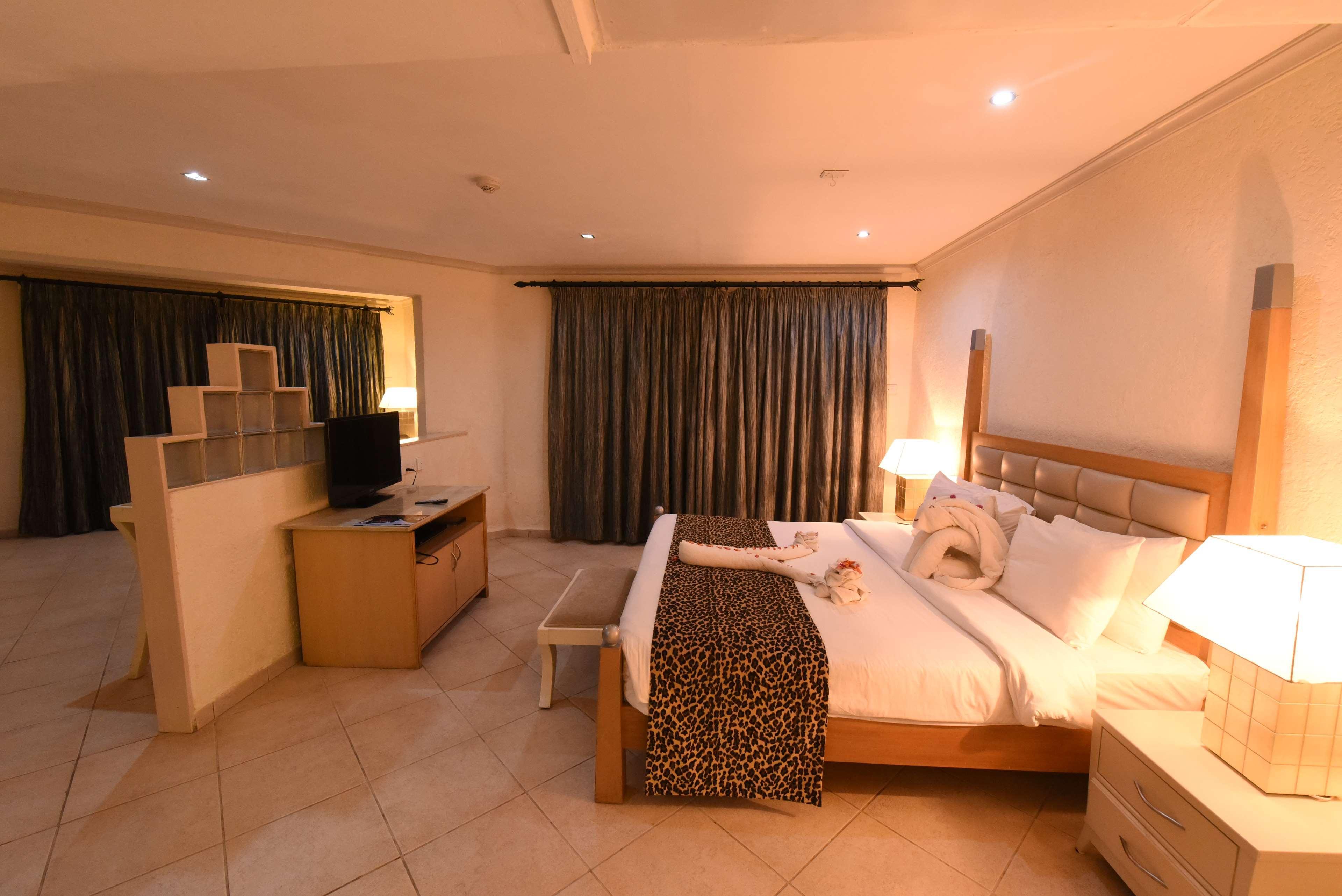 Diani Reef Beach Resort & Spa - Your Beachfront Bliss Awaits Diani Beach Exteriér fotografie A bedroom at the hotel